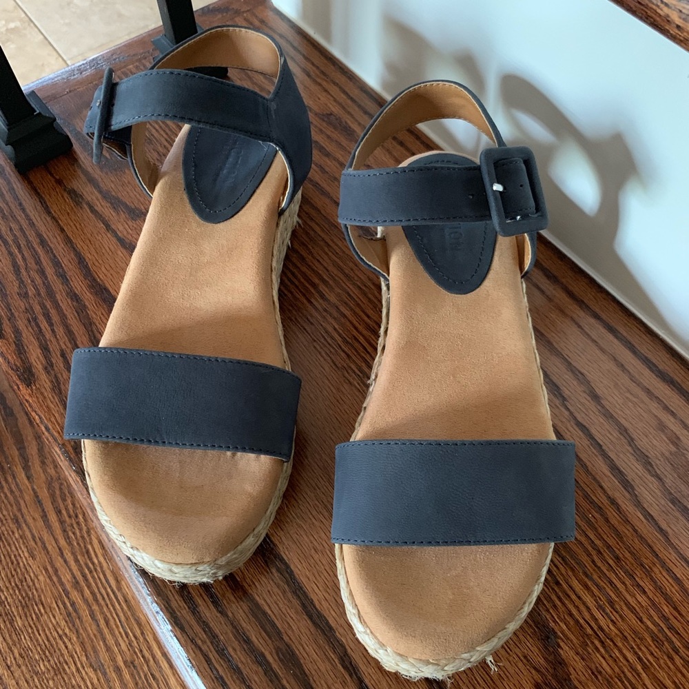 Kenneth Cole Reaction Platform Sandle